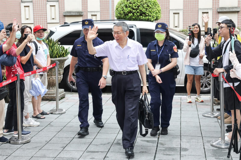 台北地方法院審理京華城案，10月30日再開審理庭，傳喚前台北市長柯文哲（前中）。（中央社檔案照片）