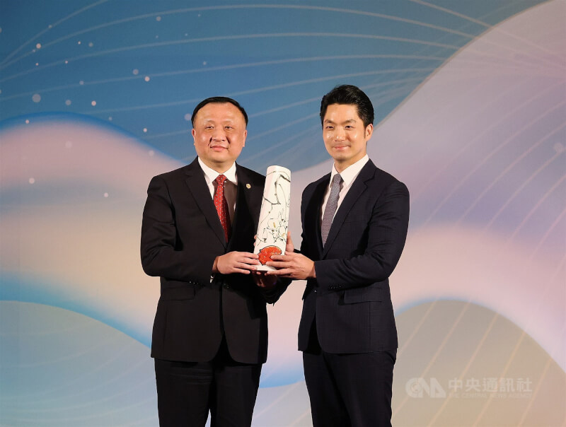 圖為2024台北上海城市論壇於圓山大飯店舉辦歡迎晚宴，台北市長蔣萬安（右）、上海副市長華源（左）互贈紀念品，並一同合影。（中央社檔案照片）