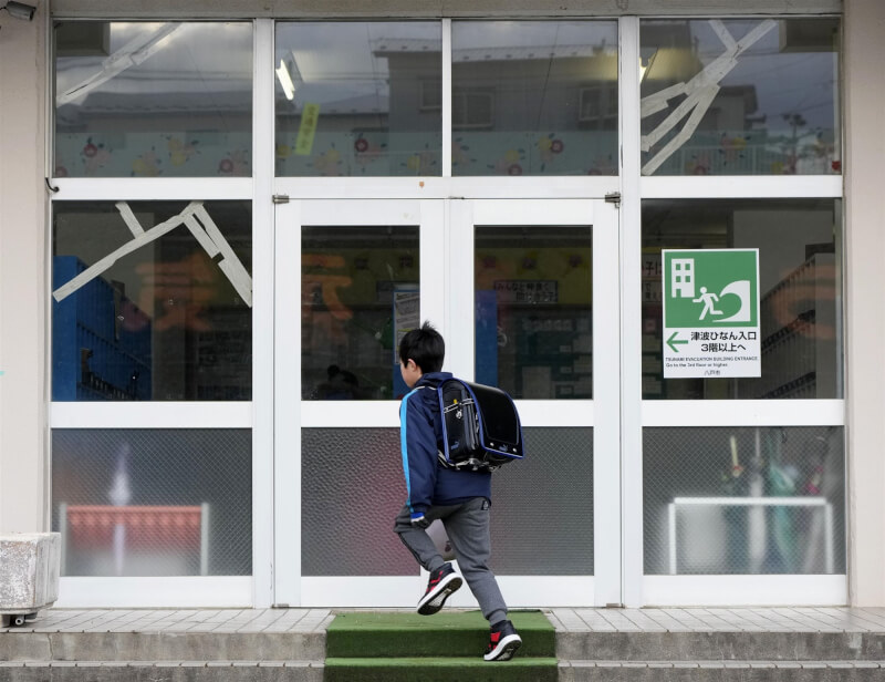 日本青森縣八戶市一所小學10日復課，學生回到校園。（共同社）