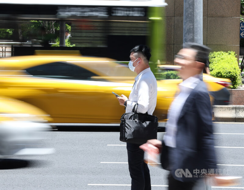 圖為台北市中正區街頭上班族。（中央社檔案照片）