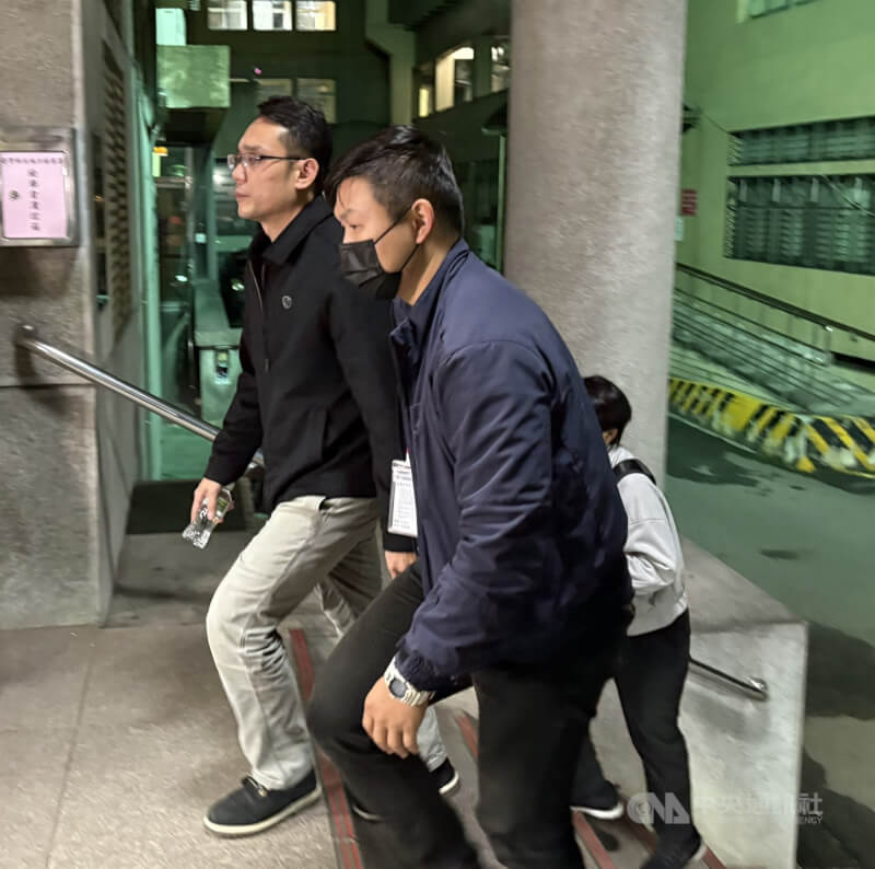 新北地檢署9日指揮調查局台中市調處偵辦新北員警疑涉及洩密風紀案，搜索新北市刑大偵一隊鄭姓代理副隊長（左1）住處。鄭姓代理副隊長10日遭羈押禁見。中央社記者曹亞沿攝 114年12月10日