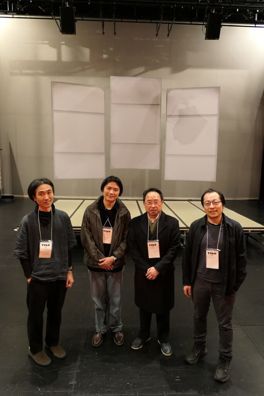 台灣藝術家許家維(右1)、張碩尹(左2)、鄭先喻(左1)共同創作的兩件影像作品「等晶播種」與「浪濤之下亦有皇都」,於本屆「橫濱國際表演藝術會」(YPAM) Showcase」單元展演。3人與駐日台灣文化中心主任曾鈐龍(右2)在展場合影。(文化部駐日台灣文化中心提供)中央社記者戴雅真東京傳真 114年12月10日