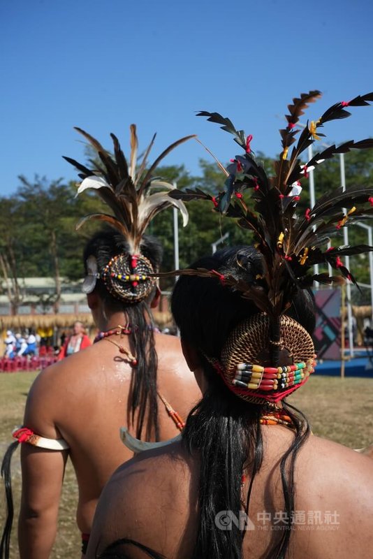 第一屆世界原住民族傳統運動會10日在屏東熱鬧開幕，菲律賓傳統樂舞代表隊日前入境時，臂飾及頭飾的公雞尾羽遭海關沒入，所幸在台灣友人即時救援下，從社群平台徵得支援，重新裝上羽飾參與世原運。中央社記者黃郁菁攝　114年12月10日