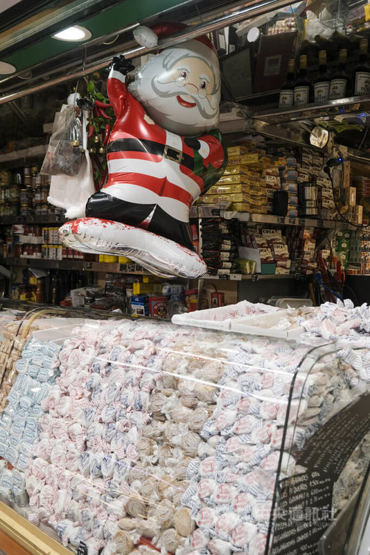 西班牙人過節不能不吃甜品,業者預測今年耶誕節的收入將比去年成長4%,其中西班牙傳統耶誕糖品「杏仁糖磚」(Turrón)和「杏仁甜糕」(Mazapán)是最熱門的應景甜食。圖為首都馬德里傳統市場內,糖果雜貨店櫥櫃裡滿滿的杏仁糖。中央社記者胡家綺馬德里攝 114年12月10日