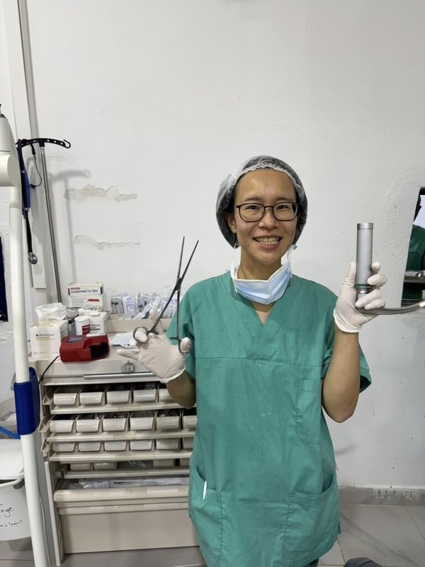 林口長庚麻醉科醫師林昇誼（圖）參與無國界醫生任務，協助衝突下流離失所者的基本醫療。圖為林昇誼拿著手術用的工具。（林昇誼提供）中央社記者陳婕翎傳真　114年12月10日