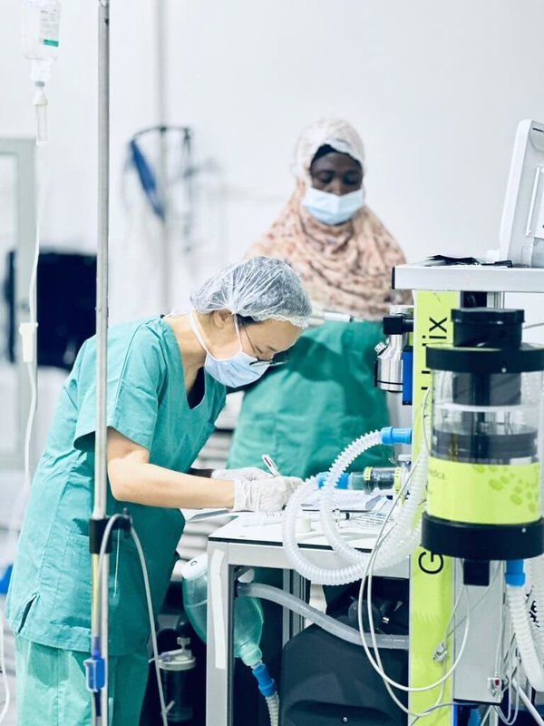 林口長庚麻醉科醫師林昇誼(前左)參與無國界醫生任務,她慢慢理解,行醫不是英雄瞬間,是無數次看見人性、痛苦、希望,仍選擇留下來。人道救援,也不是偉大的口號,而是微小卻真實的陪伴。(林昇誼提供)中央社記者陳婕翎傳真 114年12月10日