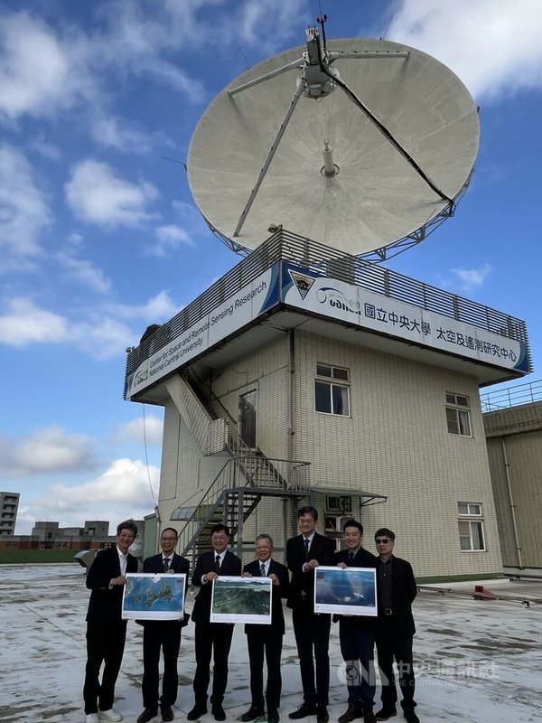 中央大學太空及遙測研究中心與內政部國家公園署合作推出2026年「生跡」衛星影像月曆，藉由衛星遙測技術清楚描繪台灣國家公園之美。中央社記者葉臻攝　114年12月10日