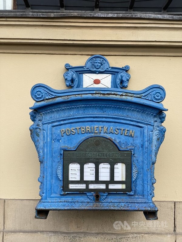 德國郵政的歷史可追溯至15世紀,當前德國各地仍保留不少古典郵筒供使用。圖為柏林一處建物前的德意志帝國(1871年至1918年)時期的郵筒。中央社記者林尚縈柏林攝 114年12月10日