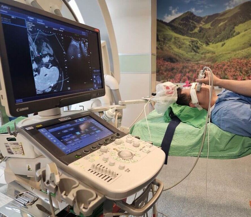 三軍總醫院醫療團隊應用「電腦斷層與超音波即時同步化」導引技術，讓多名罹患頑固性三叉神經痛的病患受惠，這項技術能清楚地看見微創治療穿刺路徑上的血管，避免穿刺血管後造成的臉部血腫。（三總提供）中央社記者陳婕翎傳真　114年12月10日