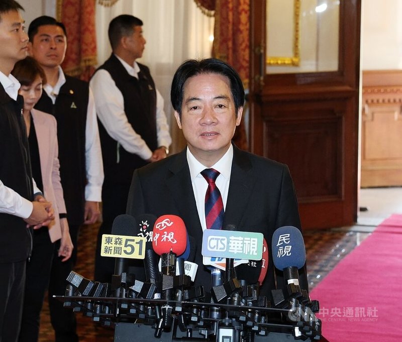 總統賴清德10日在台北賓館出席「第20屆亞洲民主人權獎頒獎典禮」，會前回應媒體詢問中國近來在日、韓周邊進行軍事騷擾，升高區域的緊張相關議題。中央社記者郭日曉攝　114年12月10日