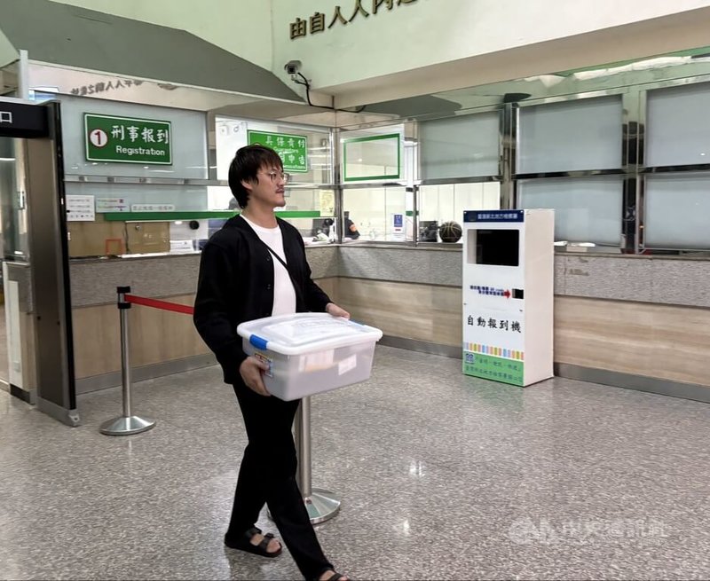 新北市中和警分局張姓偵查佐涉貪污、洩密等罪遭新北地檢署拘提,複訊後10日凌晨以15萬元交保。中央社記者曹亞沿攝 114年12月10日