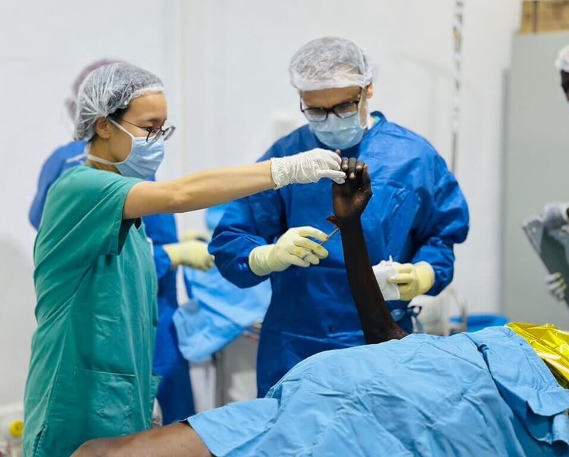 林口長庚麻醉科醫師林昇誼不到2年3度參與無國界醫生任務，圖為林昇誼（左）在蘇丹塔維拉的開刀房中工作。（林昇誼提供） 中央社記者陳婕翎傳真　114年12月10日