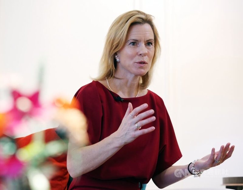 新任英國駐台代表包瓊郁（Ruth Bradley-Jones）9日接受中央社專訪，說明將個人臉書連結英國在台辦事處官方臉書的緣由。中央社記者郭日曉攝　114年12月10日