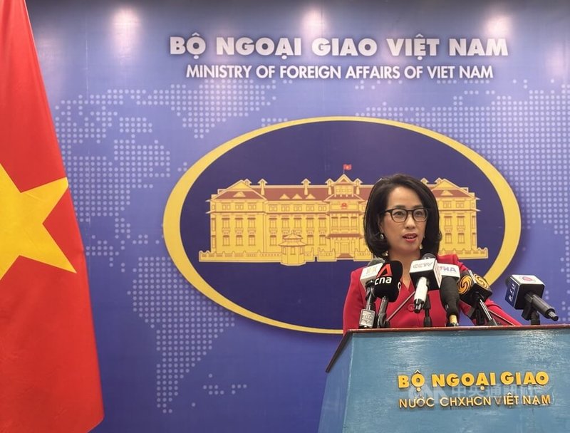 越南外交部發言人范秋姮11日在2025年最後一場例行記者會中表示，依照1982年聯合國海洋法公約等國際法，各國享有在國際海運密集台灣海峽自由航行與自由穿越的合法權利。中央社記者曾婷瑄河內攝　114年12月11日