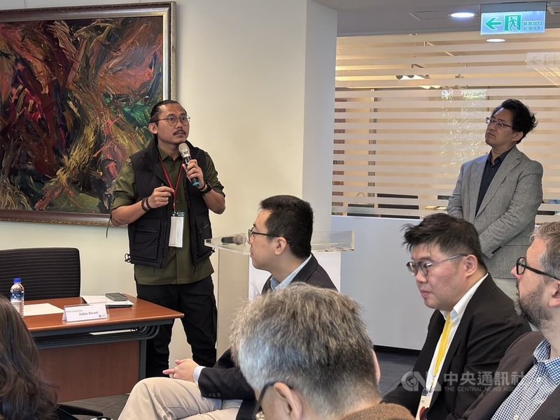 台灣民主基金會11日舉辦亞洲民主人權獎得主座談,「印尼法律援助與人權協會」(PBHI)主席伊布拉尼(Julius Ibrani)(左)表示,應處來自政府壓力必須建構「與人民站在一起」的論述。中央社記者楊堯茹攝 114年12月11日