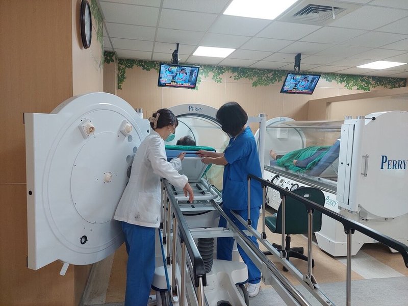 苗栗縣5名大學生在租屋處因熱水器未保持良好通風，11日凌晨發生集體一氧化碳中毒事件，所幸5人經送大千綜合醫院緊急高壓氧治療後脫險。圖為醫院高壓氧中心，非當事者。（大千醫院提供）中央社記者管瑞平傳真　114年12月11日