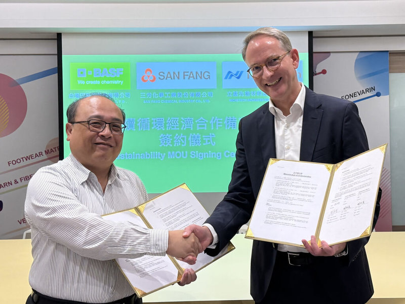 德國化工大廠巴斯夫特性材料業務部總裁雍萬霆（右）與三芳化學總經理暨立基先進材料總經理林至逸簽署「永續循環經濟合作備忘錄」，共同為鞋類產業開發永續解決方案。（巴斯夫提供）中央社記者曾仁凱傳真　114年12月11日