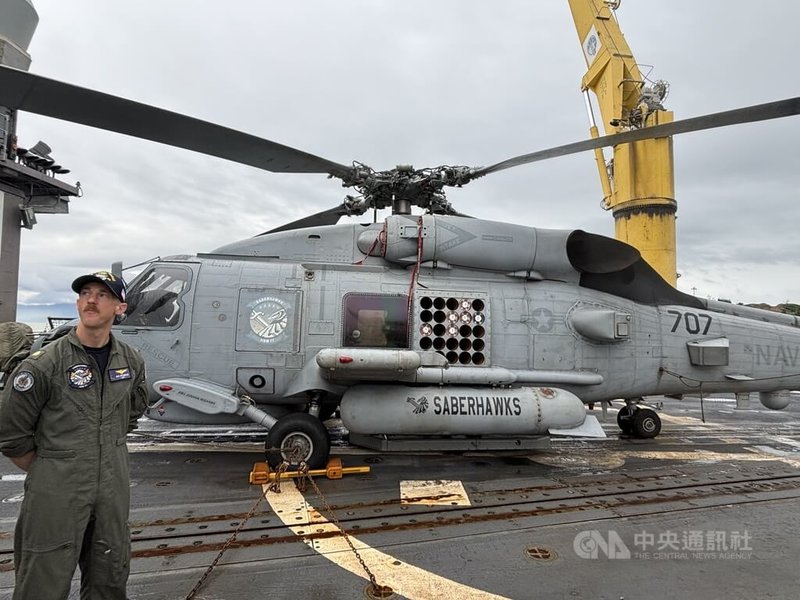 美國海軍第七艦隊史莫斯號與的黎波里號8日起停靠越南峴港,與越南海軍合作操演。史莫斯號配有輕型反潛直升機,能偵測、追蹤並攻擊空中、水面和水下目標。中央社記者曾婷瑄峴港攝 114年12月11日