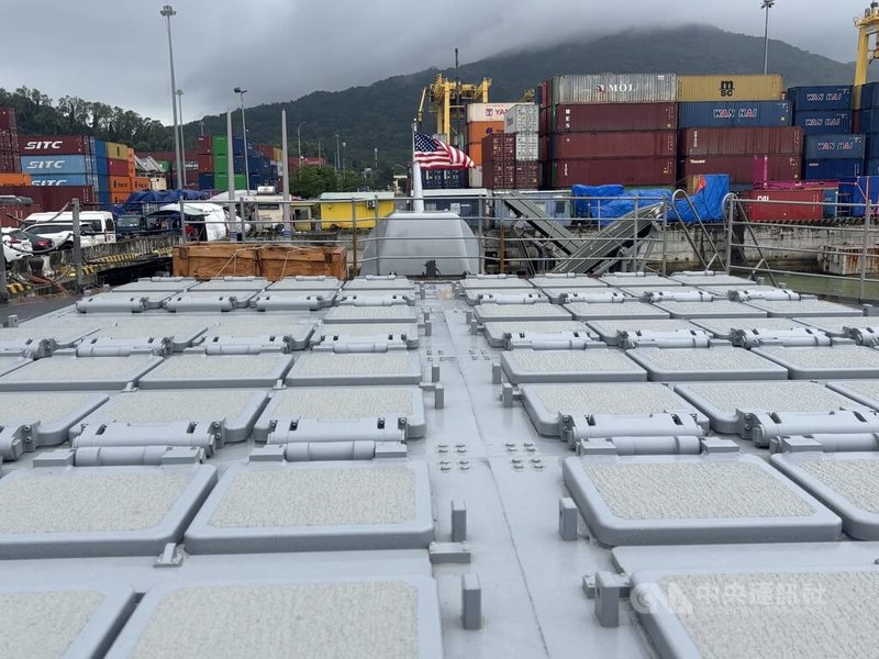 美越軍事合作日益密切。媒體10日受邀參觀停靠在峴港、總長573英尺的飛彈巡洋艦史莫斯號,參觀艦載垂直發射系統等先進軍備。中央社記者曾婷瑄峴港攝 114年12月11日