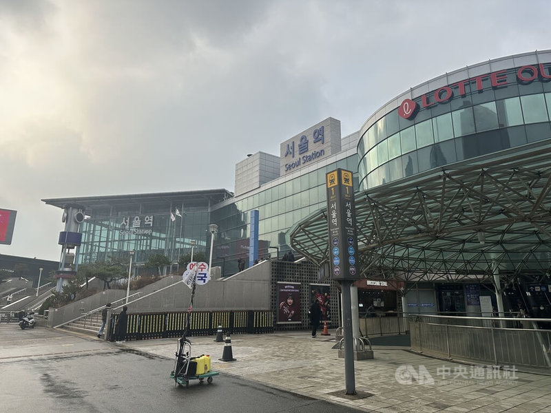 韓國鐵道工會及首爾地鐵9號線部分區間原本預告11日開始罷工，但已分別與資方暫時達成協議，鐵道工會宣布保留罷工，地鐵9號線也撤回罷工。圖為首爾車站。中央社記者廖禹揚首爾攝　114年12月11日