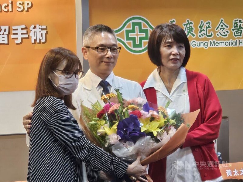 46歲黃小姐咽喉發現腫塊,無不適延誤1年半才轉至林口長庚檢查,深喉嚨發現如鴿子蛋大小腫瘤,確診少見第3期咽喉小唾腺癌,原需全喉切除,改以單孔機器手臂完成切除並保留聲帶。中央社記者陳婕翎攝 114年12月11日
