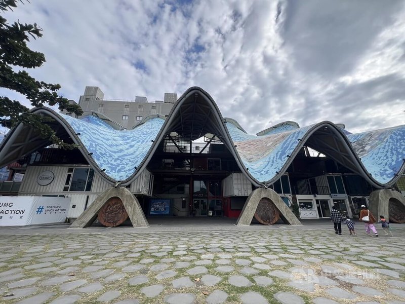 2025原住民族國際音樂節即將登場，台東市原住民文創基地波浪屋推出與音樂連結的限量商品「人字拖」，讓民眾在日常生活中延續音樂節的美好回憶與感動。中央社記者盧太城台東攝　114年12月11日