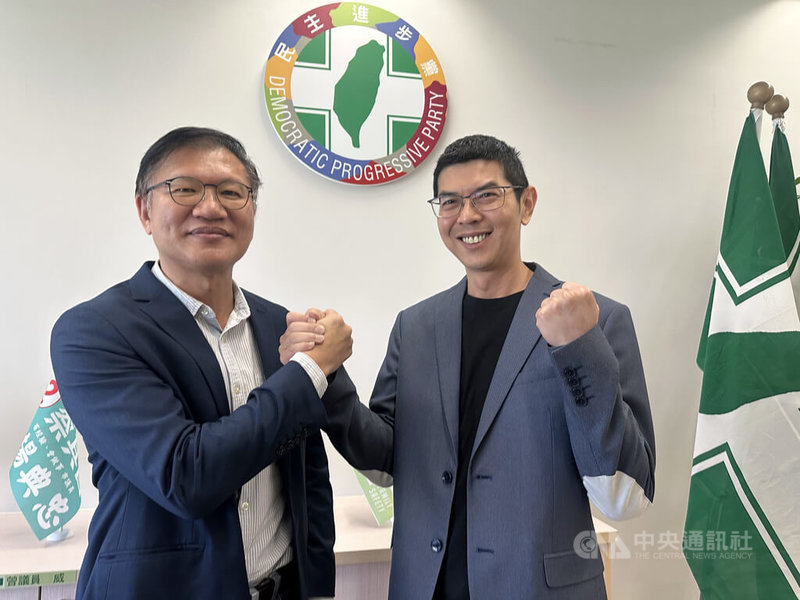 台中市議會11日定期會閉幕，民進黨團依慣例進行總召交接，現任總召王立任（左）卸任，新任總召周永鴻（右）接任。中央社記者趙麗妍攝　114年12月11日