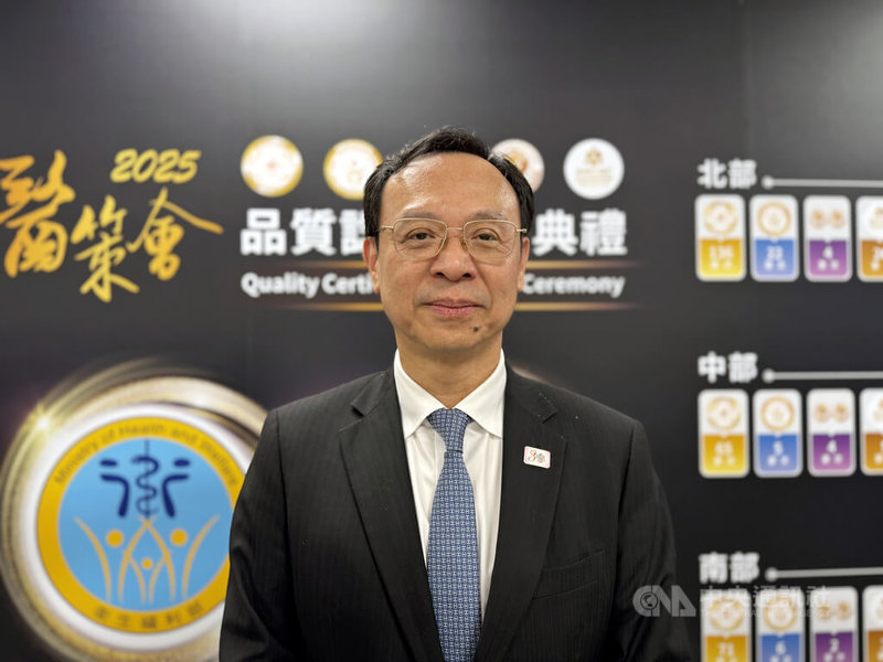 衛生福利部擬修法嚴管醫美醫師執業、手術資格與診所執行高風險手術條件，醫美手術是否擴及家醫、急診仍無共識。部長石崇良（圖）11日說，對幾次開會結果不滿意，若要補訓，不如重新申請外科訓練、取得資格。中央社記者沈佩瑤攝　114年12月11日