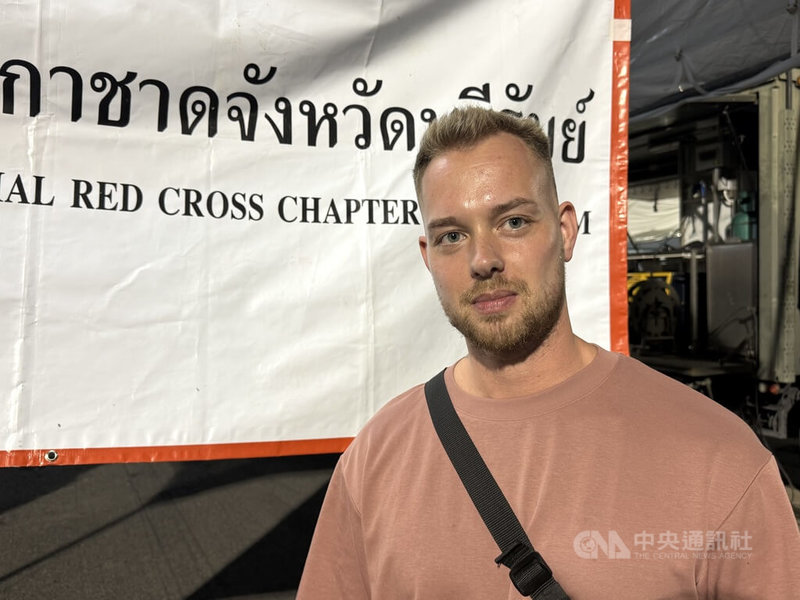 德國籍男子加洛亞因女友家鄉住在位於泰柬邊境班克拉特(Ban Kruat),他表示,這一生從未聽過火箭聲,也完全沒有預料會在泰國碰上戰火。中央社記者李宗憲武里南府攝 114年12月11日