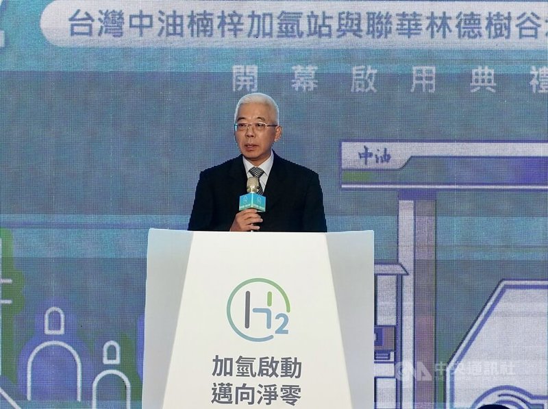 中油高雄楠梓加氫站及聯華林德樹谷示範性加氫站啟用典禮11日舉行，台灣中油董事長方振仁（圖）表示，未來中油也會繼續配合政府政策，並與地方政府合作，逐步在各地布站，增加據點和站點。中央社記者董俊志攝　114年12月11日