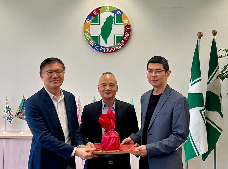 民進黨台中市議會黨團11日進行總召交接,民進黨台中市黨部主委許木桂(中)擔任監交人,卸任總召王立任(左)將印信交給新任總召周永鴻(右)。(民眾提供)中央社記者趙麗妍傳真 114年12月11日