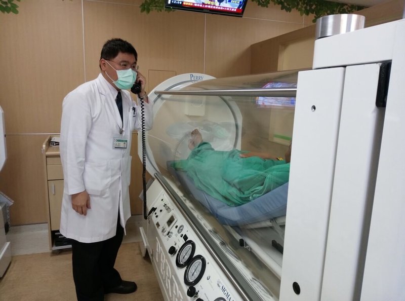 苗栗縣大千綜合醫院副院長暨高壓氧中心主任蔡建宗(圖)11日表示,冬季是發生一氧化碳中毒的高峰期,若在發生初期儘早給予患者高壓氧治療,可減少對身體的傷害,也能大幅降低日後發生神經學後遺症的機率。(大千醫院提供)中央社記者管瑞平傳真 114年12月11日