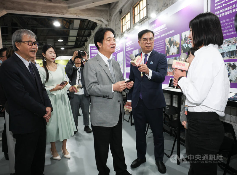 總統賴清德(前左2)11日前往華山文化創意產業園區,出席「青年百億海外圓夢基金計畫成果交流活動」開展記者會,由教育部長鄭英耀(前左)、環境部長彭啓明(前右2)陪同,參觀展覽聆聽青年分享成果。中央社記者謝佳璋攝 114年12月11日