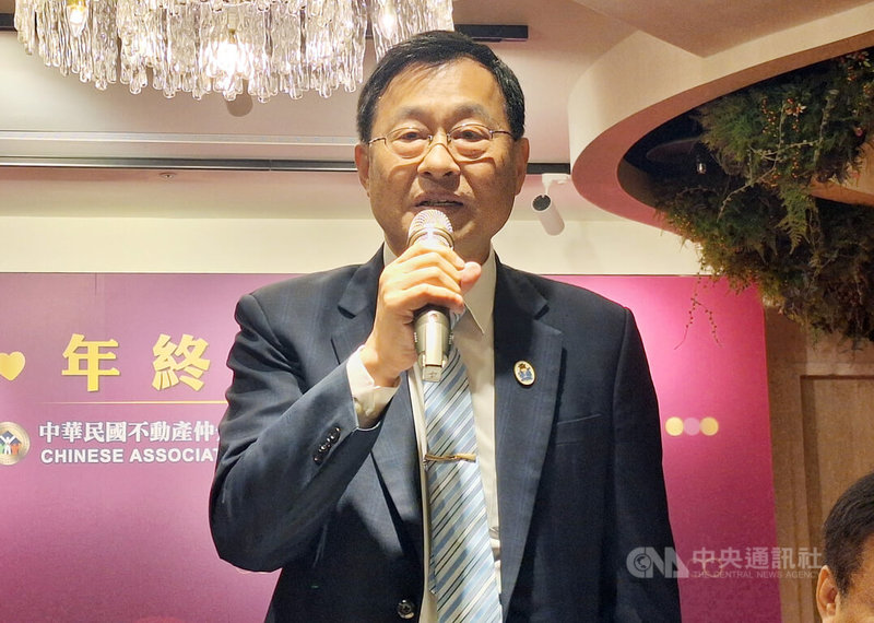 中華民國房仲公會全國聯合會11日舉辦年終記者會，理事長王瑞祺（圖）表示，2024年央行祭出第7波房市管制措施，買方預期房價會下跌，購屋意願變保守；但目前逢股市高點，屋主未降價拋售，造成房市價量雙卡，他預估2026年仍難脫窘境，代表字為「卡」。中央社記者何秀玲攝　114年12月11日