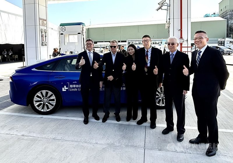 台灣中油楠梓加氫站與聯華林德樹谷示範性加氫站開幕啟用典禮11日舉行，台灣中油董事長方振仁（右2）、聯華林德氣體董事長歐文（Peter Owen）（左2）等人出席見證，展現公、私協力推動氫能產業的決心跟成果。中央社記者董俊志攝　114年12月11日