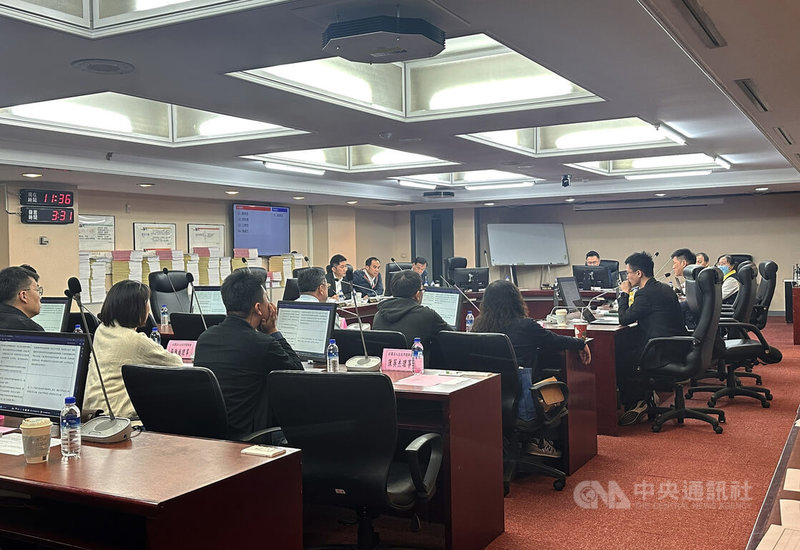 台北市議會教育委員會11日召開台北市國中教育議題探討座談會，多名議員及社團法人台北市教師會等教育團體代表與北市教育局官員出席。教育團體提出4訴求，包含改善校事會議濫訴等狀況。中央社記者劉建邦攝　114年12月11日