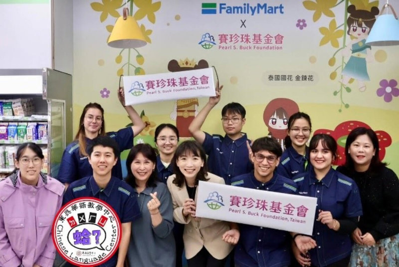 東吳大學11日發布新聞稿，華語中心近期和賽珍珠基金會合作舉辦「跨文化職涯體驗」，帶領外籍學生前往超商體驗。（東吳大學提供）中央社記者陳至中台北傳真　114年12月11日