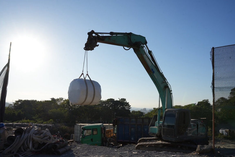台中市環保局114年推動「一般廢棄物分選打包計畫」，並於11月27日在大里掩埋場啟動試車，優先清理場內長期裸露垃圾，目前運作順暢；截至12月7日止，已完成處理1439公噸垃圾，並產出1149顆打包物，顯著改善掩埋場環境景觀與衛生條件。（台中市政府提供）中央社記者郝雪卿傳真　114年12月11日