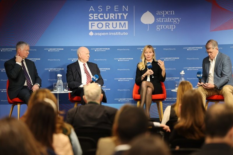 川普2.0「國家安全戰略」報告日前出爐,阿斯本安全論壇執行長曼紐爾(後排右2)10日出席阿斯本安全論壇華府場次表示,她支持報告闡明為何介入台海危機符合美國利益。(阿斯本安全論壇提供)中央社記者侯姿瑩華盛頓傳真 114年12月11日