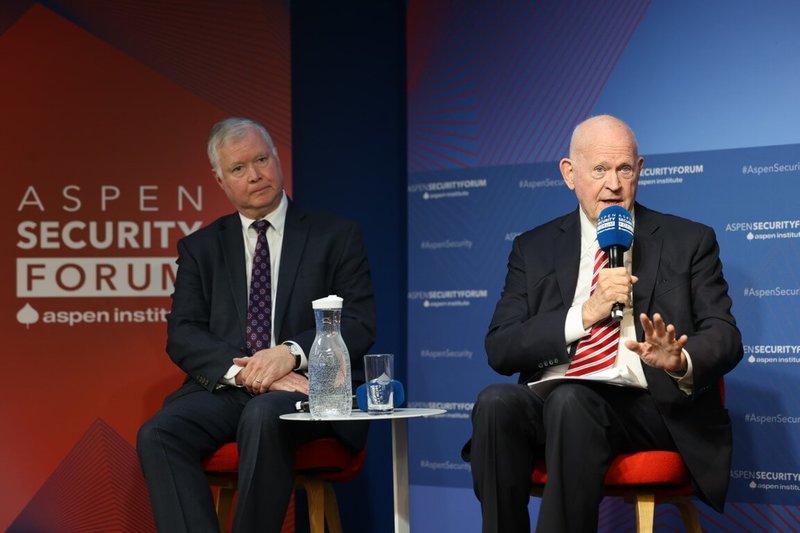 川普2.0「國家安全戰略」報告出爐，華府智庫傳統基金會資深顧問白邦瑞（右）、前美國副國務卿畢根（左）10日在阿斯本安全論壇華府場次分析報告內容。（阿斯本安全論壇提供）中央社記者侯姿瑩華盛頓傳真 114年12月11日