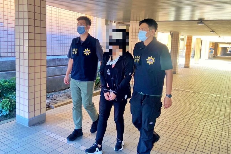 關務署台北關與航警局安全檢查大隊10月執行桃園國際機場第一航廈班機入境旅客託運行李X光儀檢查勤務時，發現自泰國曼谷返台國籍旅客吳女（中）託運行李影像有異，經開箱查驗發現行李箱內夾藏30餘包第二級毒品大麻花，總重量達16.22公斤，女子稱不知情，航警局仍移送桃園地方檢察署偵辦，並於11月中旬起訴。（航空警察局提供）中央社記者吳睿騏桃園機場傳真　114年12月11日