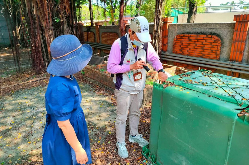 台南市衛生局11日公布新增1例境外移入登革熱病例，為將軍區30餘歲越南籍女性，病媒蚊監測人員加強社區環境巡查。（台南市政府提供）中央社記者楊思瑞傳真　114年12月11日