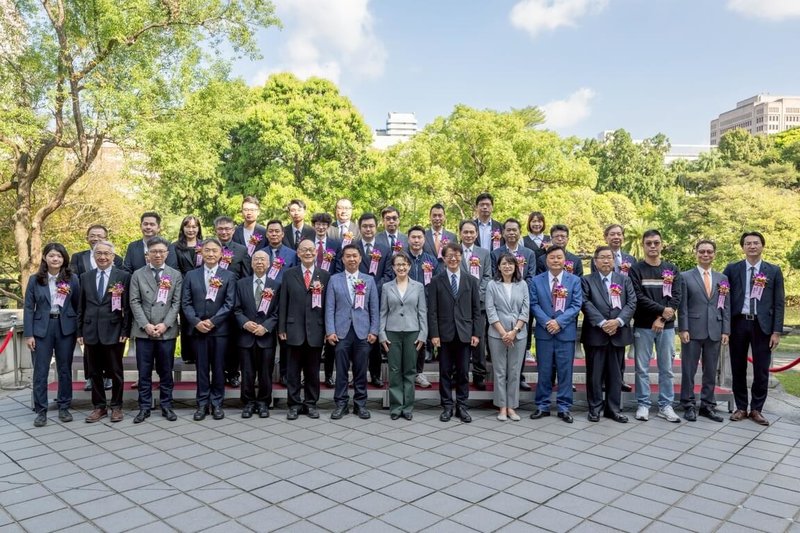 副總統蕭美琴（前排中）11日接見建築金石獎得獎企業等人，肯定並感謝大家在建築領域的貢獻。（總統府提供）中央社記者溫貴香傳真　114年12月11日