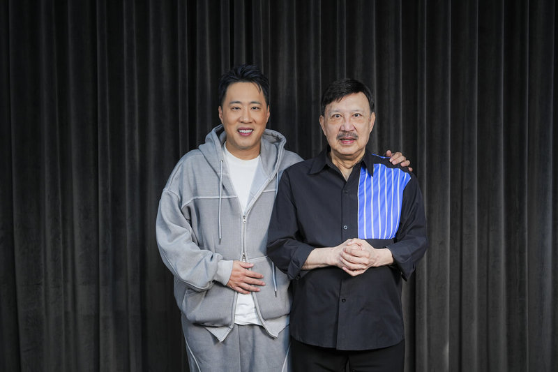 「鑽石舞台之夜」演唱會2026年將重返台北流行音樂中心舉行,3月21、22日連唱2天,藝人余天(右)跟兒子余祥銓(左)將在首日場次壓軸亮相。(萬星傳播提供)中央社記者王心妤傳真 114年12月11日