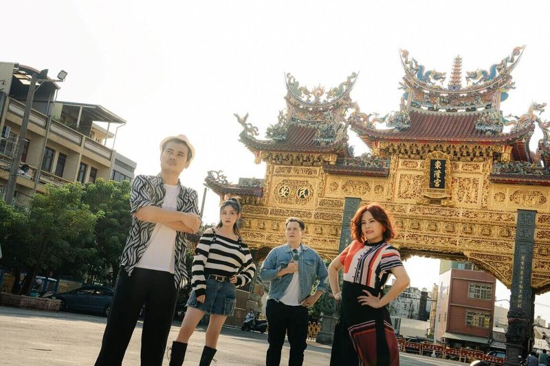 屏東縣政府自製音樂劇「港墘仔」，集結跨界實力派演員並邀請東港東隆宮大漢樂團及下頭角客串，以東港民俗信仰與海港日常，打造濃厚在地情感音樂劇。（屏東縣政府提供）中央社記者李卉婷傳真　114年12月11日