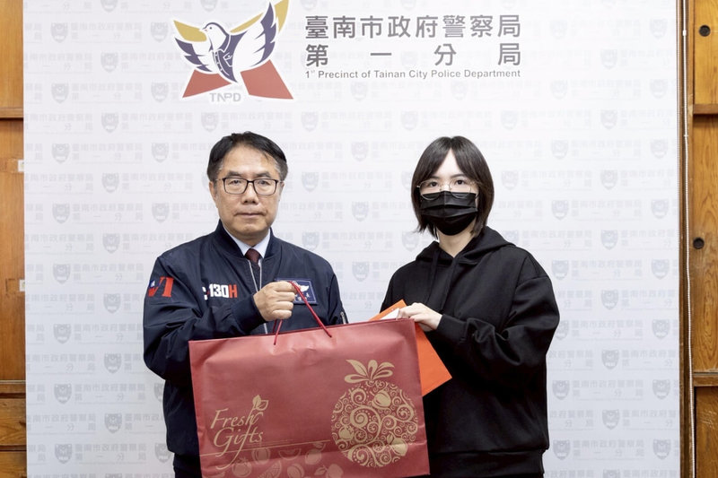 台南市長黃偉哲（左）11日前往市警局第一分局德高派出所，慰問執勤時遭砍傷黃姓女警（右），關切其傷勢與復原狀況，並致贈慰問金。（台南市政府提供）中央社記者楊思瑞台南傳真　114年12月11日