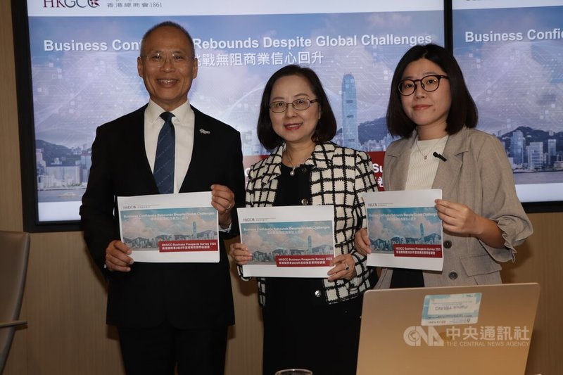 香港總商會的調查顯示，港商對來年營商信心大幅飆升，但比較擔心全球經濟放緩等因素；圖為港商會主席陳瑞娟（中間）11日舉行記者會，公布相關調查結束。中央社記者張謙香港攝　114年12月11日