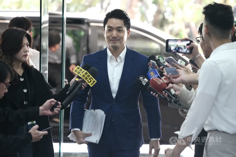 台北市長蔣萬安預計12月27、28日赴上海交流，綠營議員要求蔣萬安反映小紅書詐騙。蔣萬安（中）11日接受媒體聯訪時表示，民進黨議員一方面反對辦雙城，一方面又要去雙城論壇反映小紅書事情，立場「前後矛盾、雙重標準。」中央社記者徐肇昌攝　114年12月11日