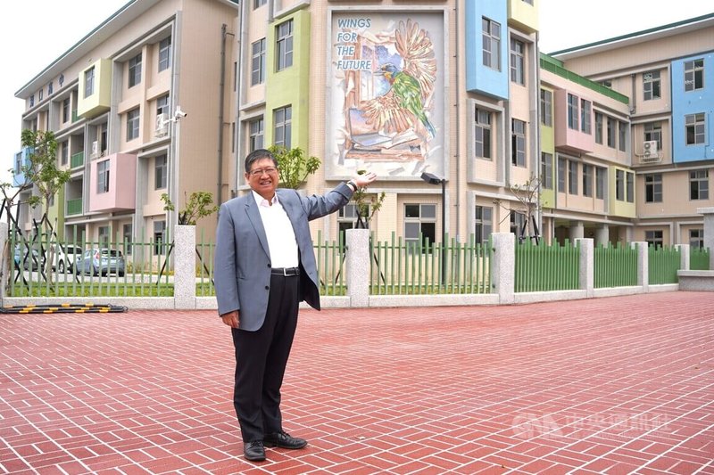 新竹縣立湖口高中高中部新校區11日舉行落成典禮，縣長楊文科（圖）指出，校舍建築融入縣鳥「五色鳥」意象，全區符合綠建築節能指標，盼提供湖口、新豐地區學子優質學習環境。中央社記者魯鋼駿攝　114年12月11日