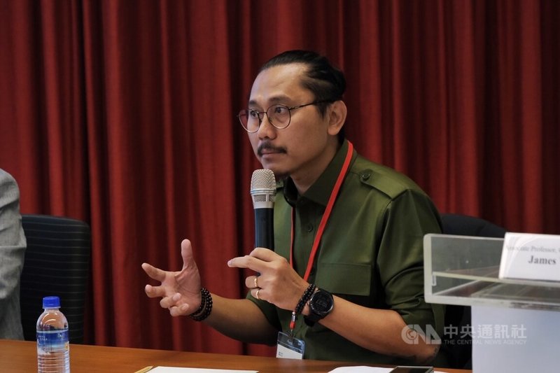 台灣民主基金會11日舉辦亞洲民主人權獎得主「印尼法律援助與人權協會」（PBHI）座談，由PBHI主席伊布拉尼（Julius Ibrani）分享經驗。中央社記者鄧佩儒攝　114年12月11日